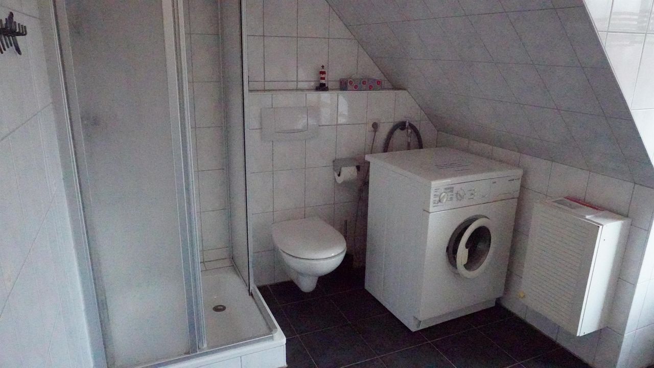 Dusche und Waschmaschine Bad oben Dusche und Waschmaschine Bad oben